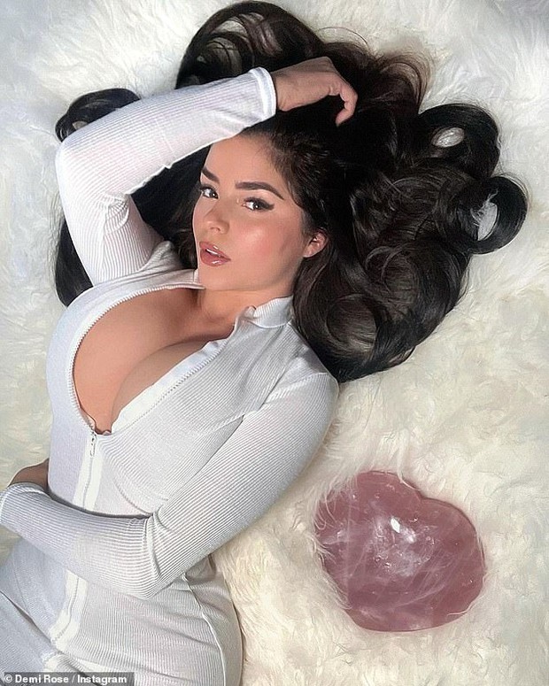 Live a virtual Christmas season like Kylie and Selena's clones: Deliberately showing off her super-huge bust as if she's about to suffocate her! - Photo 3.