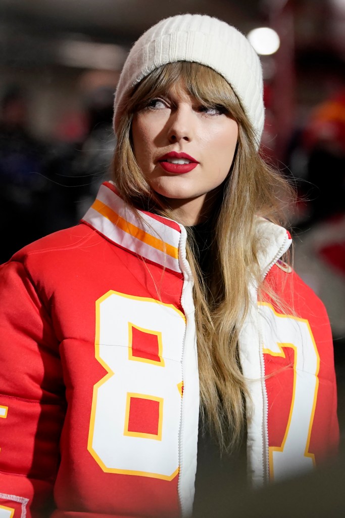 Taylor Swift braves the Kansas City cold as she arrives at Travis Kelce's  Chiefs game