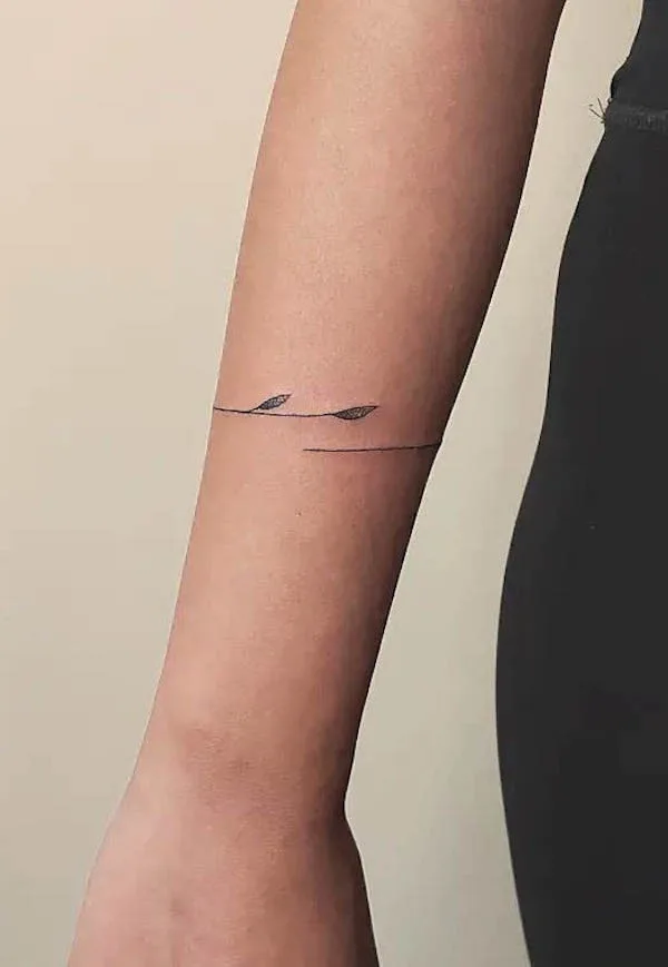 Minmalist leaves armband tattoo by @ozgun.kanbur