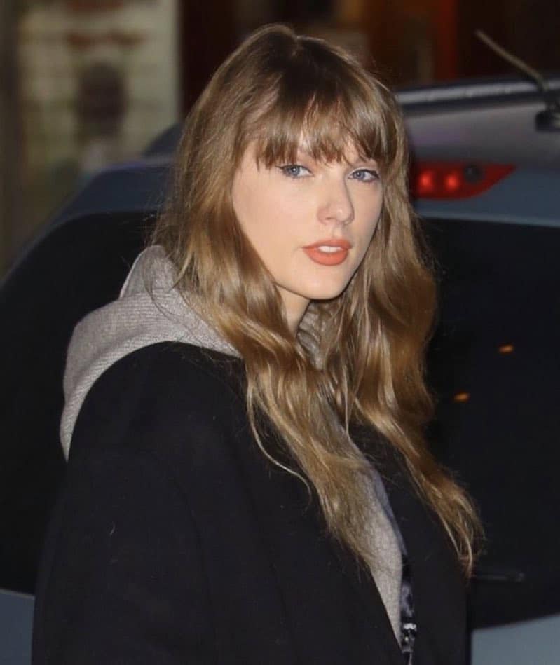 SHE'S THE SPOTLIGHT Taylor Swift spotted in black coat when arriving