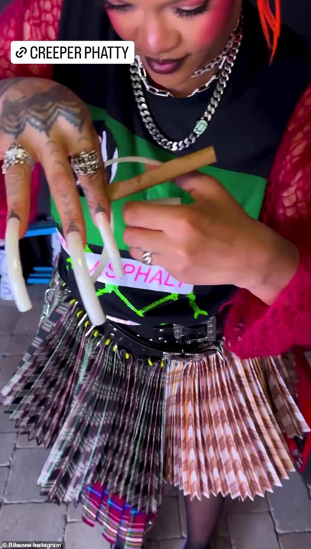 The beauty accessorized with silver jewelry, rocking a layer of chunky chains and rings on her fingers