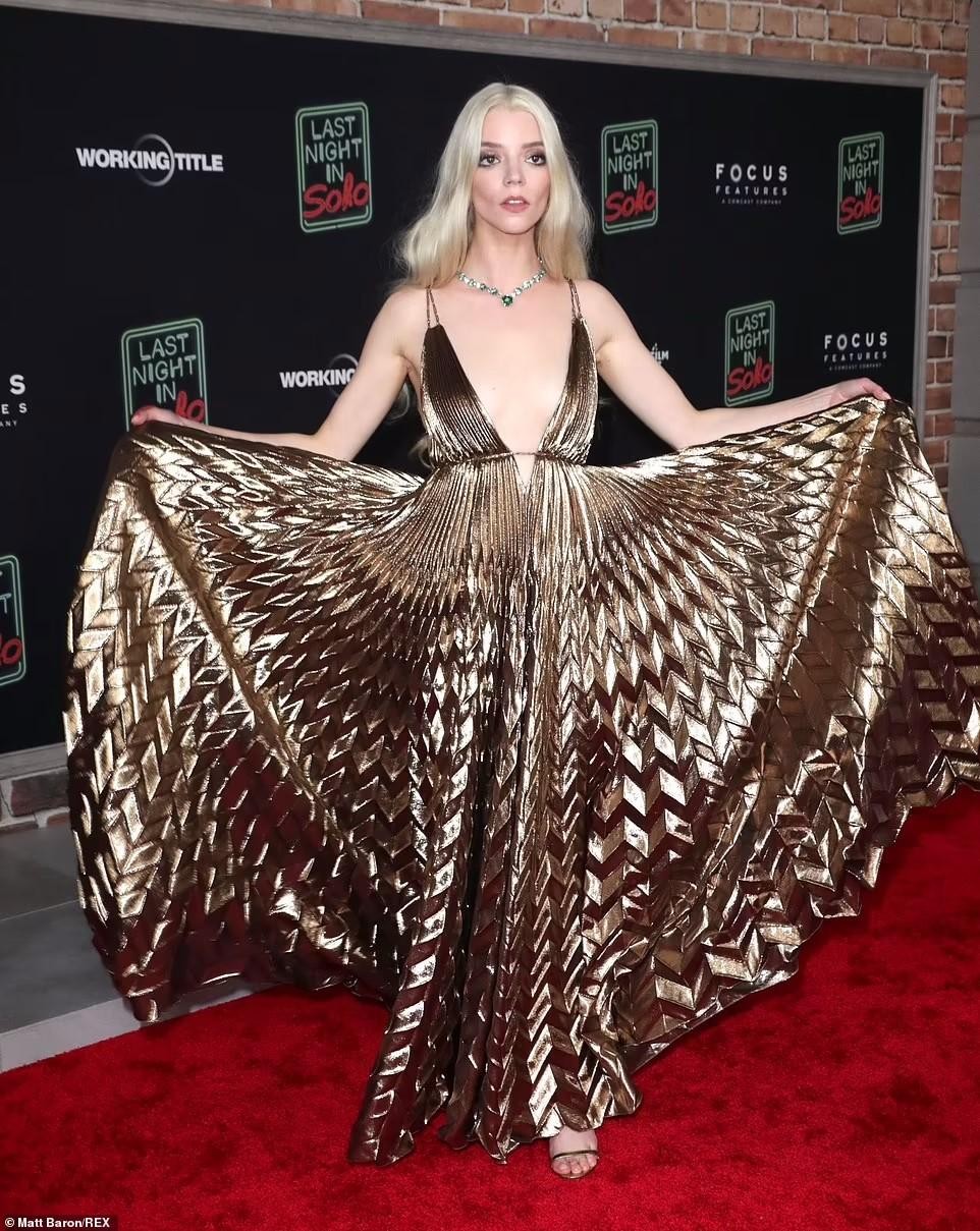 'Chess genius' Anya Taylor-Joy wears no underwear on the red carpet photo 5