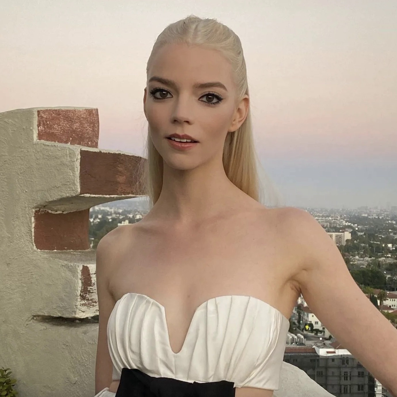 "Queen of Horror" Anya Taylor-Joy: Possesses a beautiful face that is likened to a living doll, but was bullied at school because of this - Photo 10.