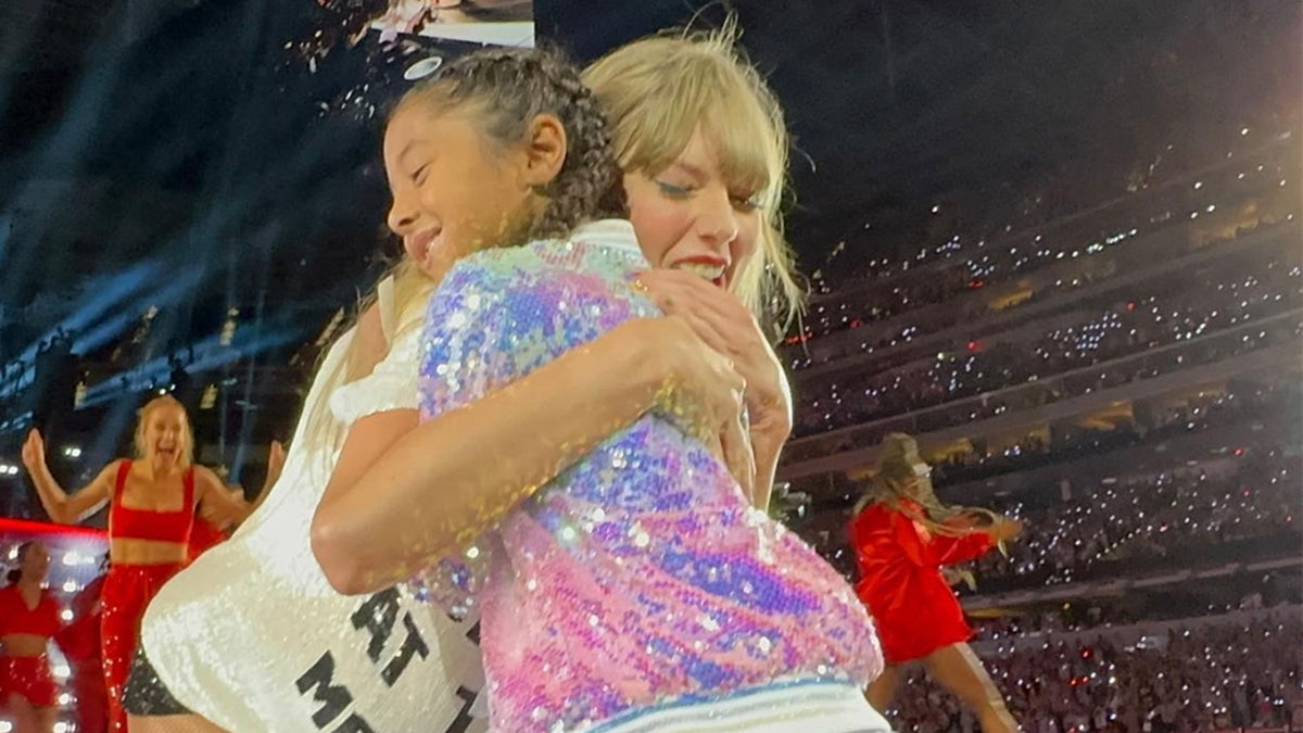 Taylor Swift shares Eras concert moment with Kobe Bryant's daughter, years after late NBA star's appearance | Fox News