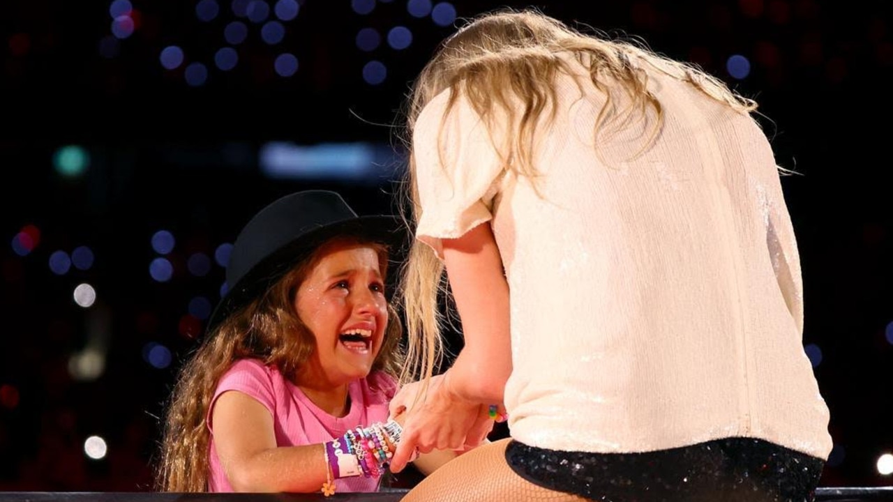 The heartwarming moment when Milana received Taylor’s iconic hat. Picture: Getty Images