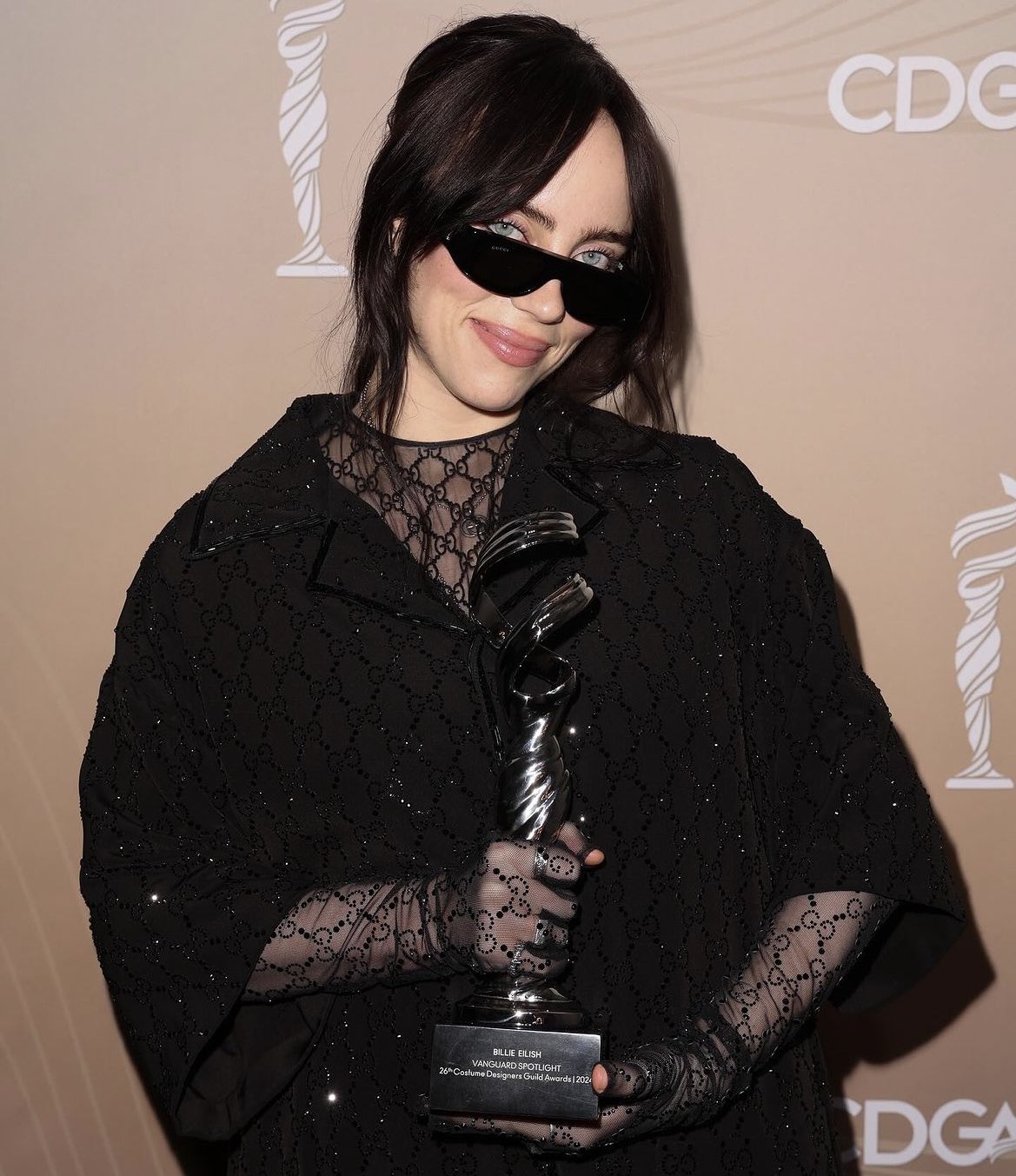 Info Billie Brasil on X: "Billie Eilish com seu prêmio no Costume Designers  Guild Awards. https://t.co/FM3o7eLdGb" / X