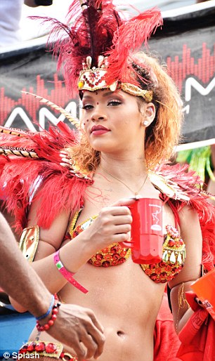 Buenos tiempos: Rihanna fue vista cargando un vaso de plástico rojo durante las celebraciones