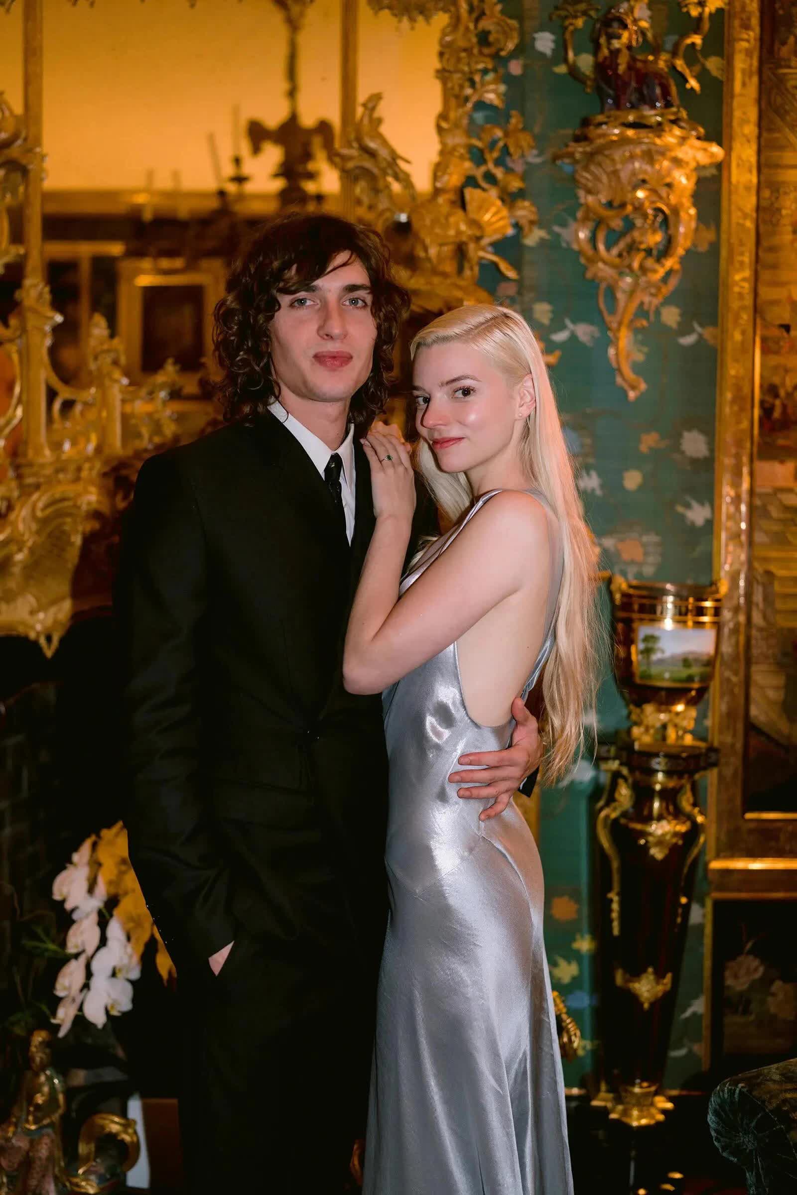 Fall in love with the couple style of Dior Ambassador Anya Taylor-Joy and her fiance: Matching every detail - Photo 3.