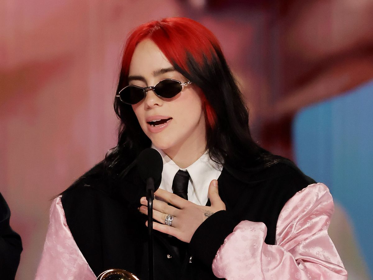 Billie Eilish verschijnt in opvallende look op podium Grammy Awards