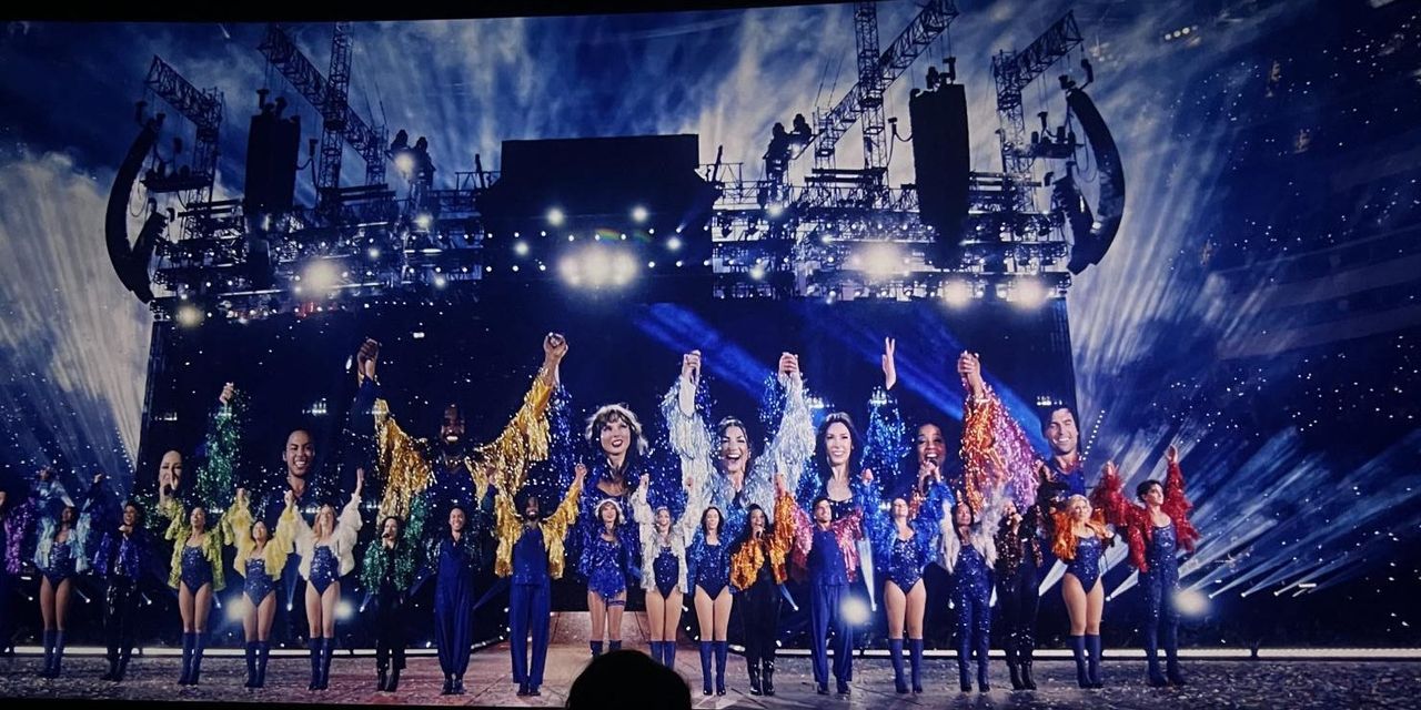 Taylor and the dancers said goodbye to the audience before ending the show