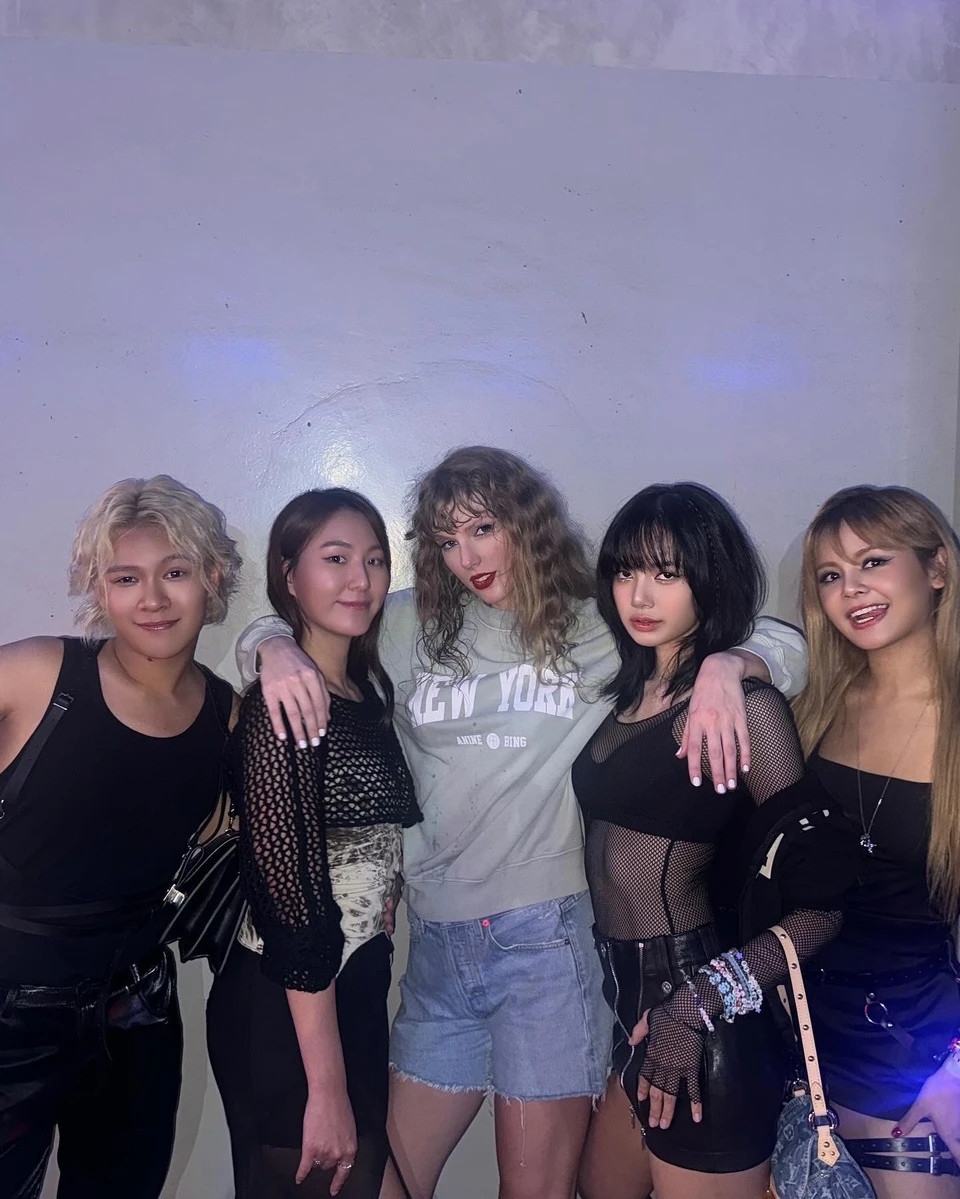 lisa blackpink is far away from you going to see taylor swift concert in singapore image 2