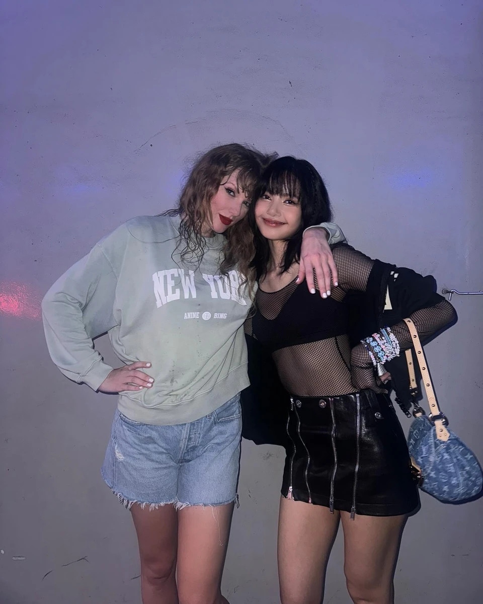 lisa blackpink is far away from you going to see taylor swift concert in singapore pictures 1