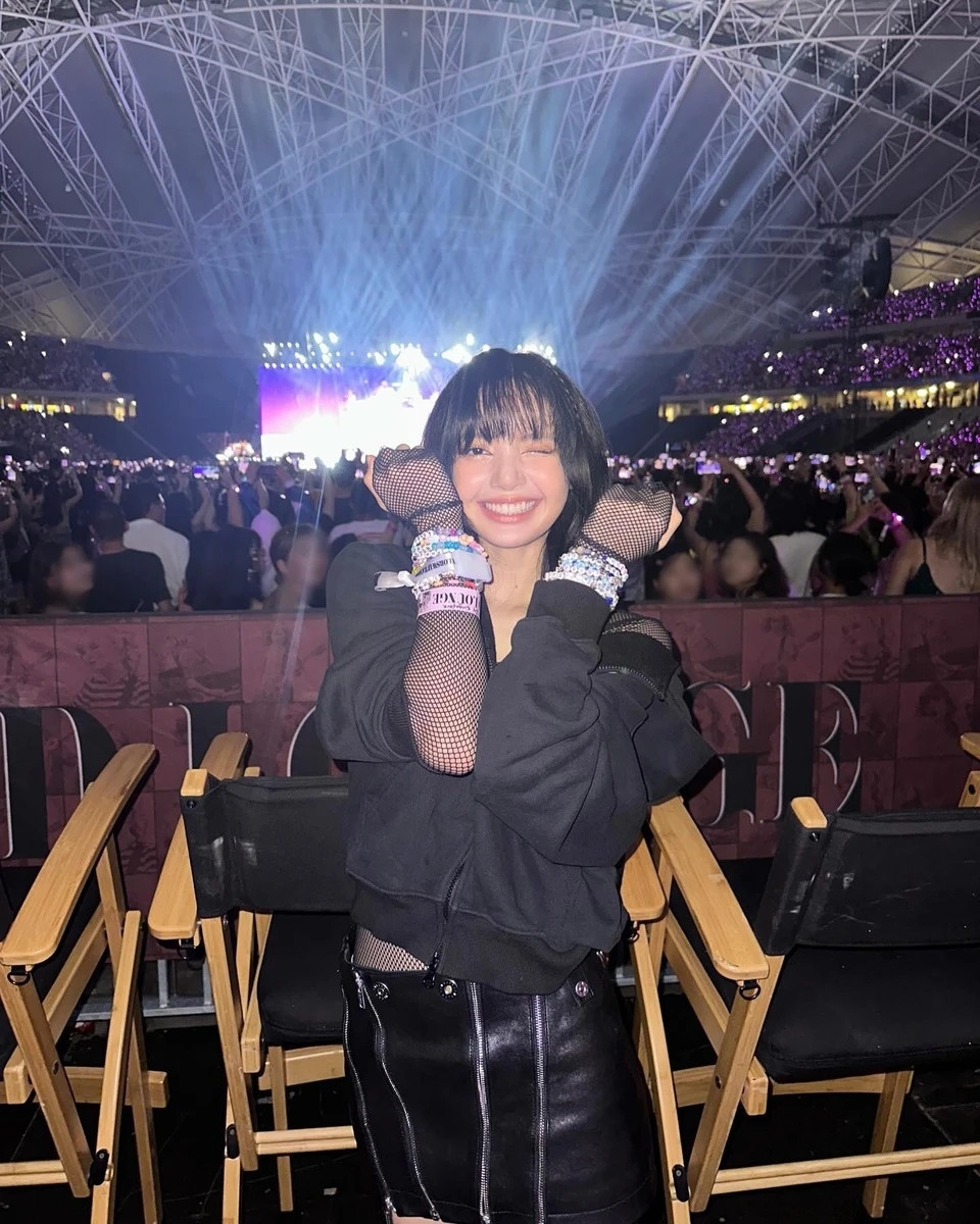 lisa blackpink is far away from you going to see taylor swift concert in singapore pictures 3