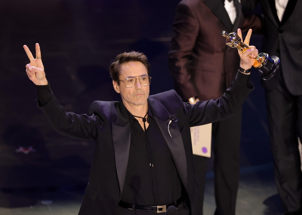 Iron Man Robert Downey Jr. received the first Oscar in his career - 1