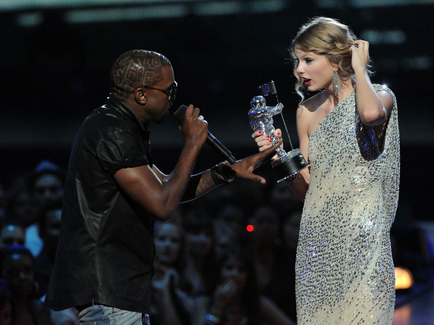 The Taylor Swift-Kanye West 2009 VMAs scandal is an American morality tale  - Vox