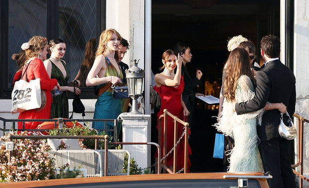 Queen Anya Taylor-Joy's Gambit wedding: The bride attracted all eyes when she appeared at the palace, famous stars were present - Photo 11.