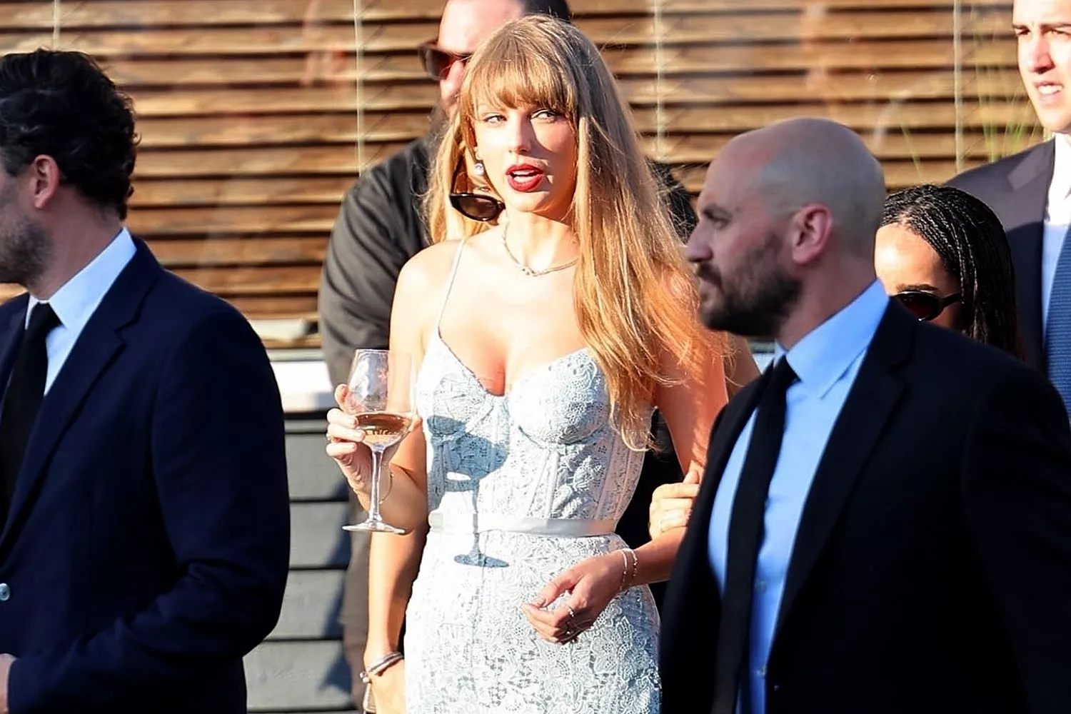 : Taylor Swiftâs Wedding Guest Dress for JackÂ Antonoffâs Big Day Is Total â1989â Vibes