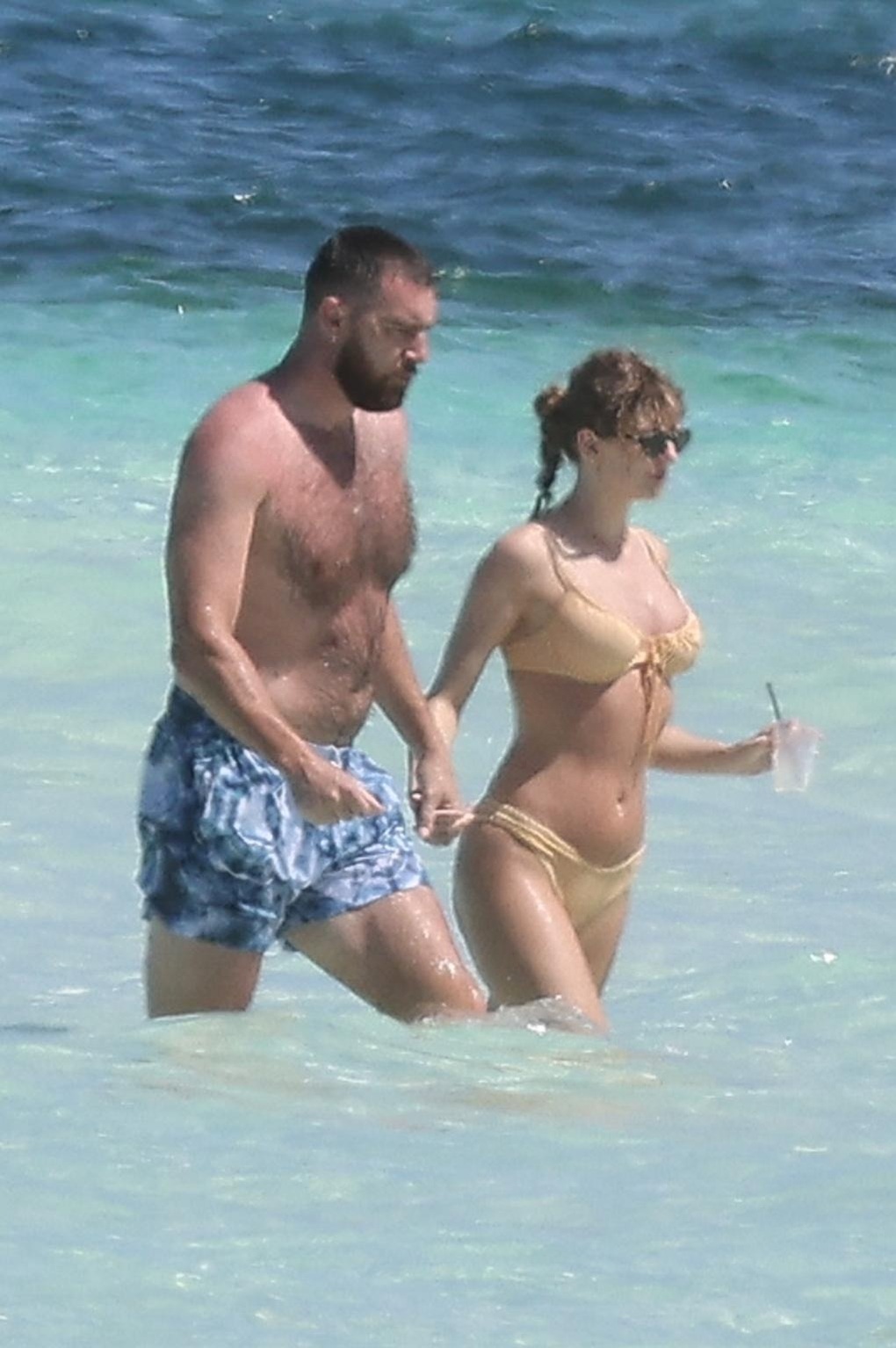 Taylor Swift is hotter than ever, her boyfriend is caught in bad hands - 1