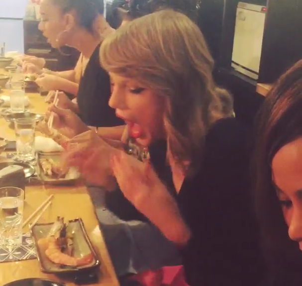 Taylor Swift arrives in Tokyo, gets mobbed by fans, burned by hot shrimp  【Video】 | SoraNews24 -Japan News-