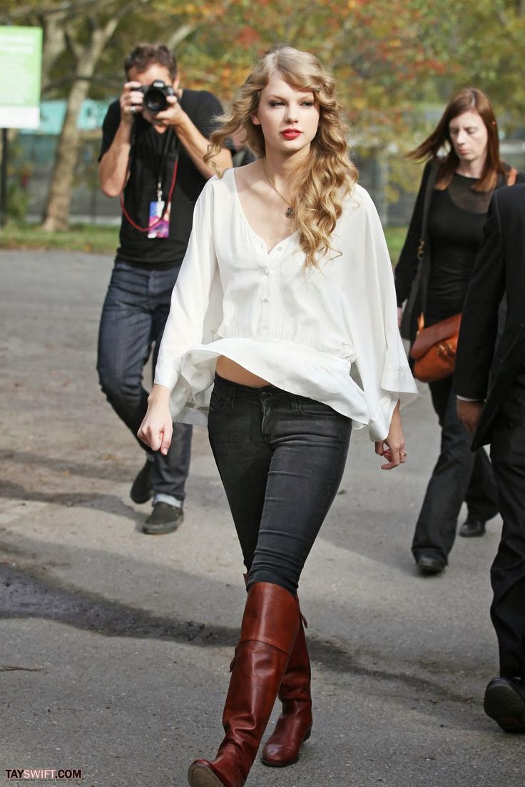 Taylor Swift performing a free concert for fans in Central Park on October 25th, 2010 | Taylor swift, Jeans and boots, Taylor