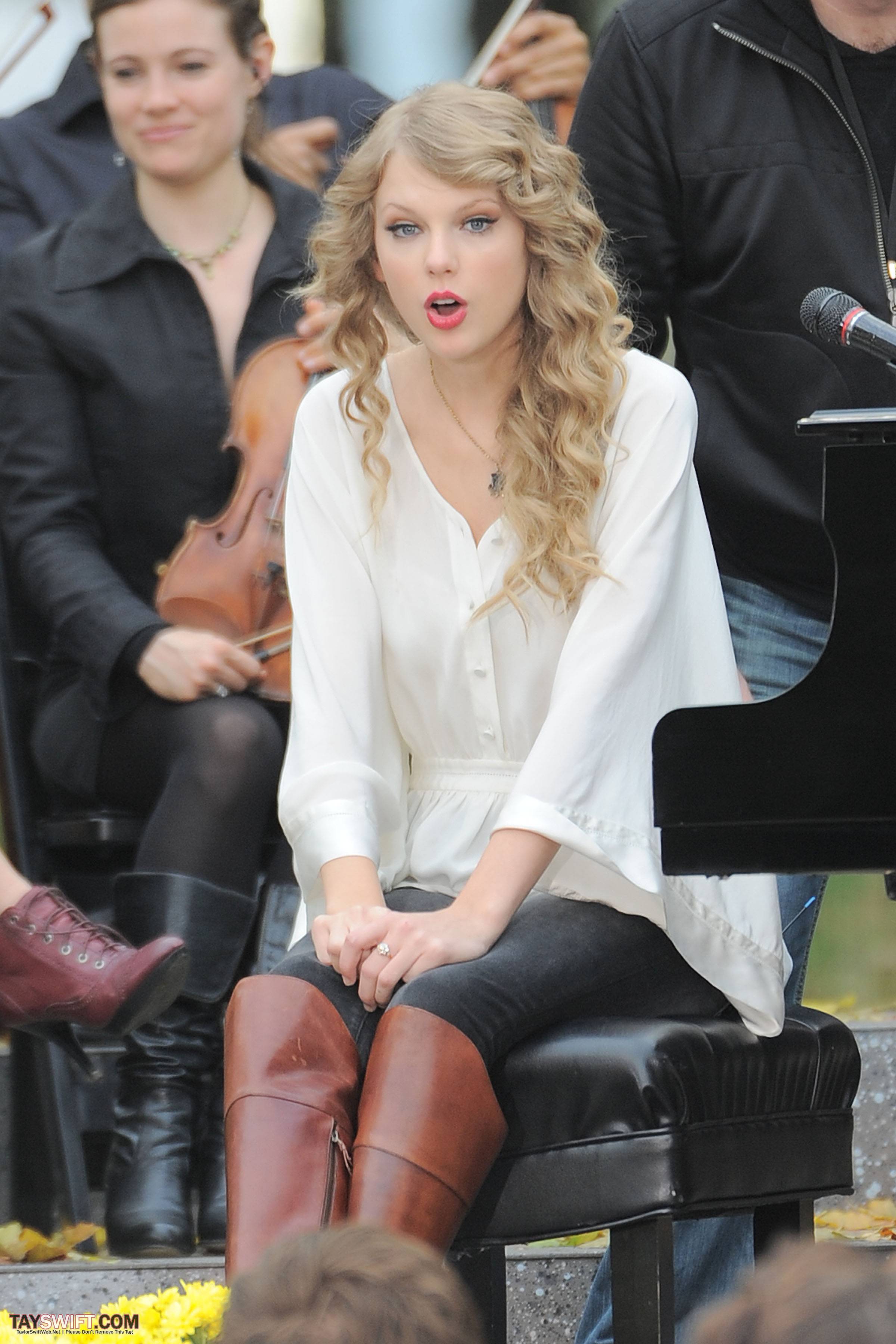 Taylor Swift Performing A Surprise Free Concert For Her Fans in Central Park, NY October 25, 2010 | TAYLOR SWIFT INDONESIA