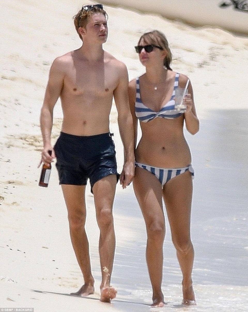  The 28-year-old singer and her 27-year-old boyfriend held hands very happily on the beach in Turks And Caicos. 