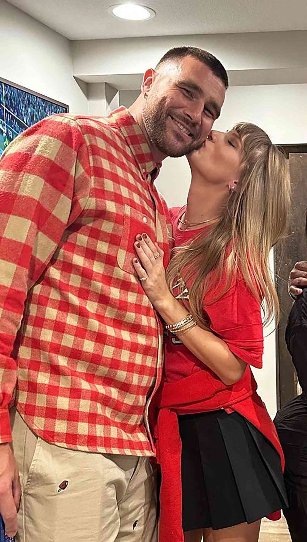 Taylor Swift and Travis Kelce Will Reportedly Spend Christmas and New  Year's Eve Together in Kansas City