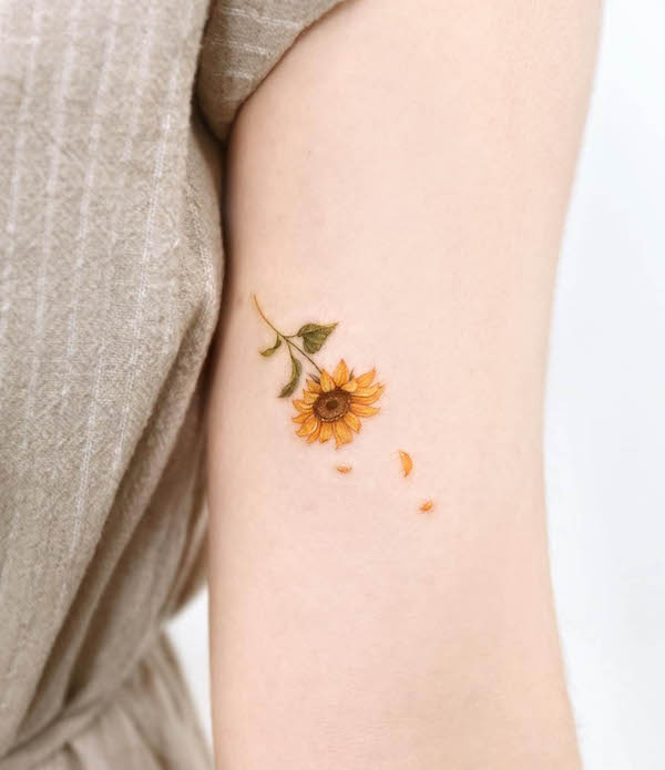 Reversed sunflower tattoo by @palette_ttt