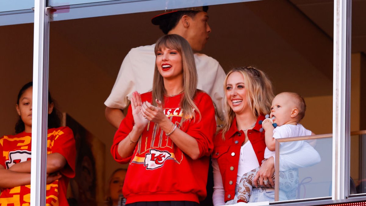 Taylor Swift goes to Chiefs game to cheer on rumored boyfriend Travis Kelce  – NBC Los Angeles