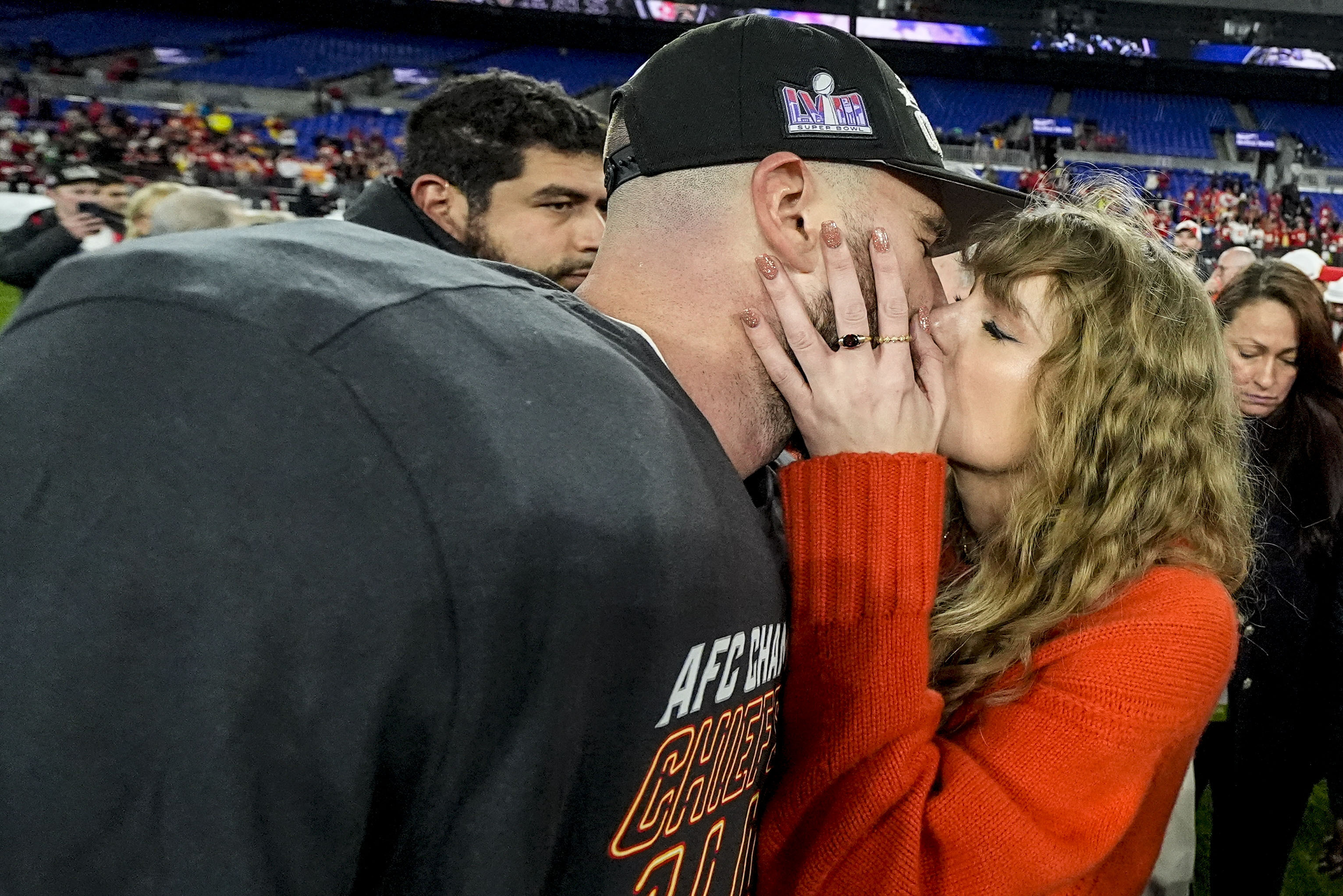 Taylor Swift greets Super Bowl-bound Travis Kelce with a kiss | AP News