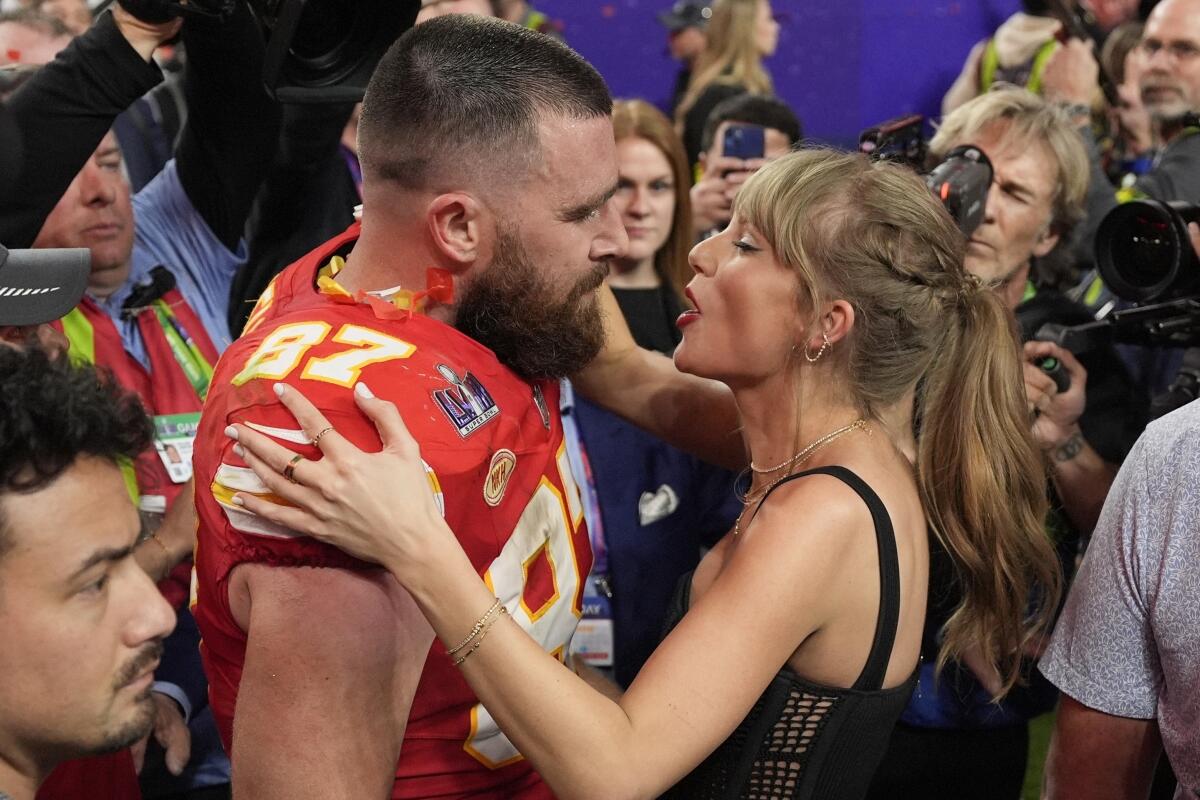 Taylor Swift, Travis Kelce reunite ahead of Sydney shows - Los Angeles Times