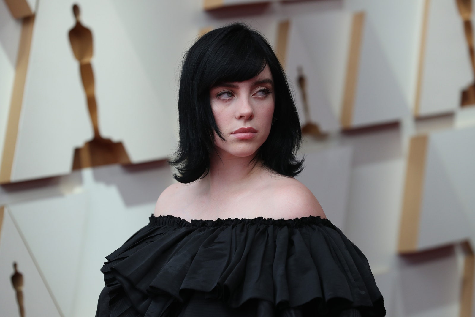 Billie Eilish Swapped Her Shag Haircut For a Flicked Bob at the Oscars 2022  — See Photos | Teen Vogue