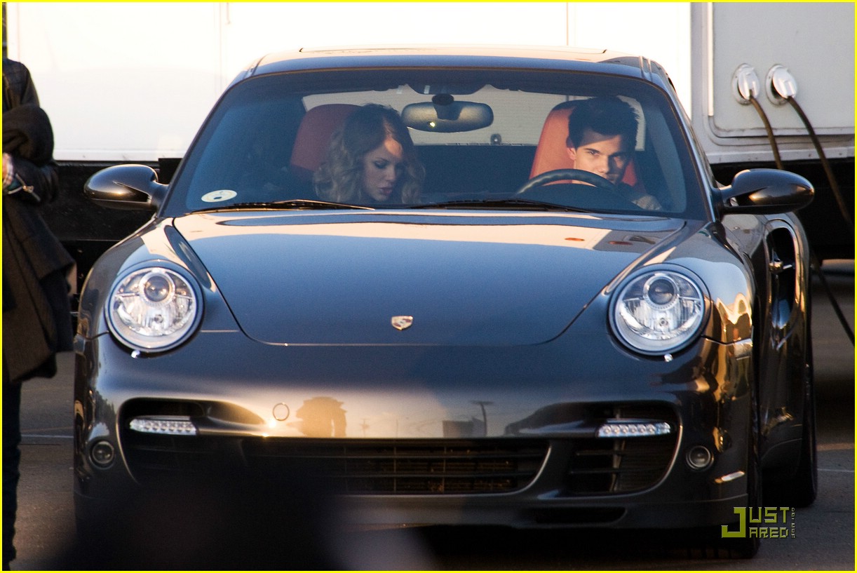 Taylor Swift & Taylor Lautner: Valentine's Day Duo: Photo 351135 | Taylor Lautner, Taylor Swift Pictures | Just Jared Jr.