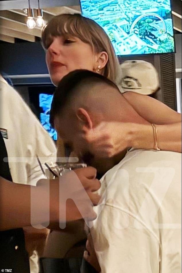 Taylor Swift publicly embraces new partner Travis Kelce following  supportive attendance at his NFL game alongside his mother : r/newslive