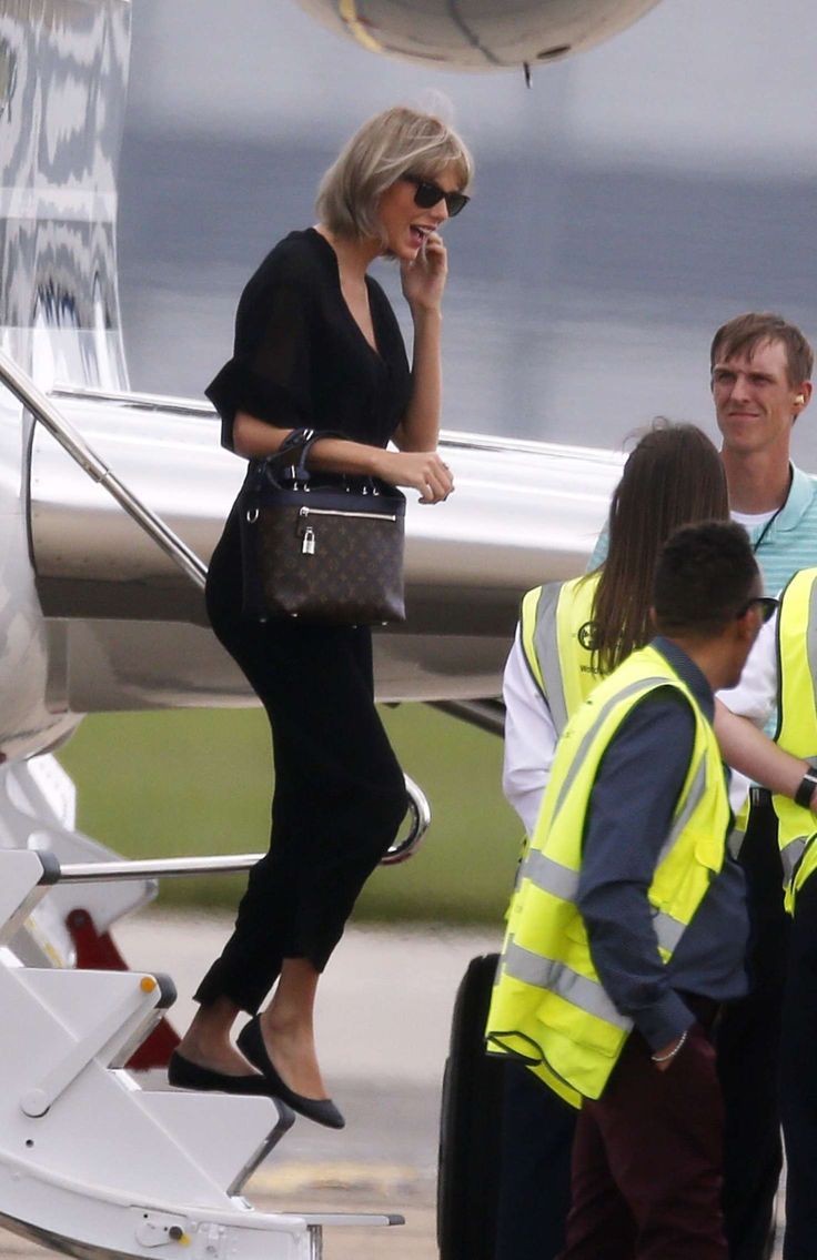 Taylor Swift - Arriving at Stansted Airport in England | Taylor swift  street style, Taylor swoft, Taylor swift