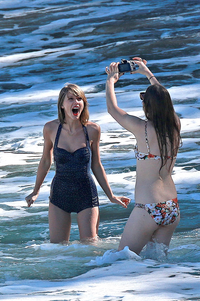 Celebrity story - Taylor Swift splashes around in a bikini on the Hawaiian beach (Picture 7).