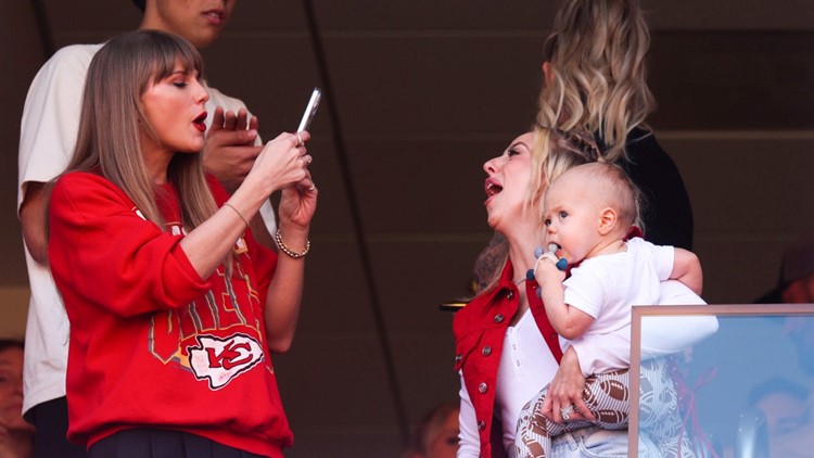 Taylor Swift Seen Dancing and Taking Photos With Brittany Mahomes and Her  Baby at Travis Kelce's Chiefs Game | kvue.com