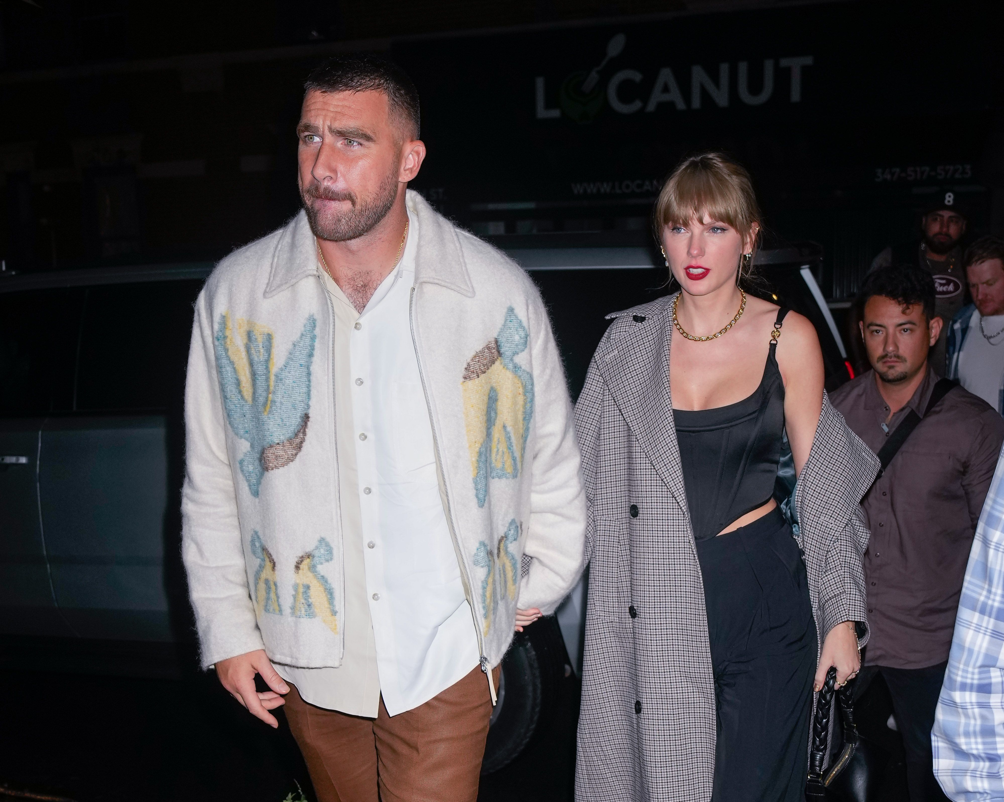 Taylor Swift y Travis Kelce empezaron el año con un gran beso en una fiesta  y un vídeo muy tierno de una fan lo demuestra