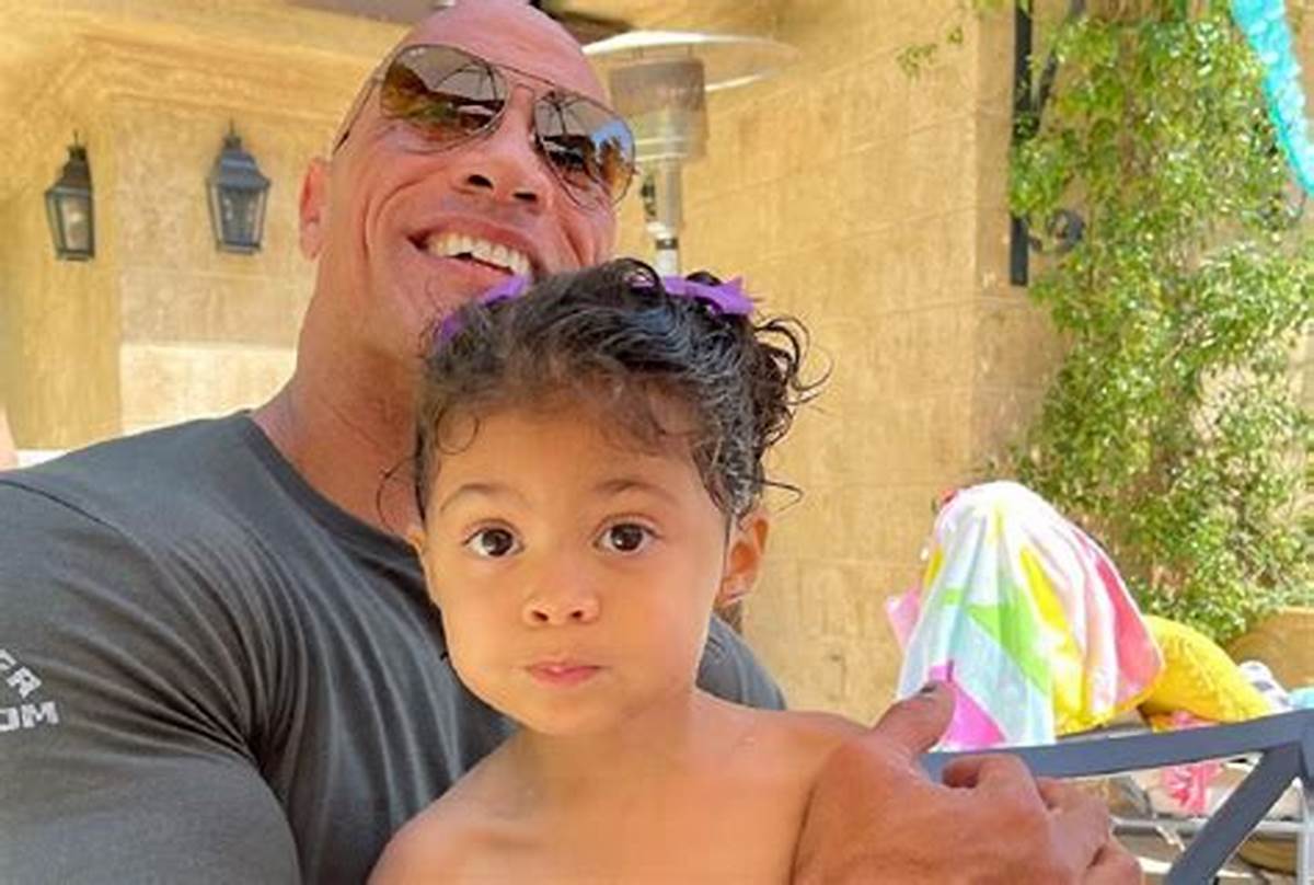 Filha de The Rock surpreendida por Aquaman no aniversário