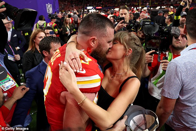 Kelce và Swift công khai hẹn hò từ tháng 9 sau khi cô tham dự một trận đấu của Chiefs