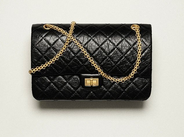 Đây là chiếc ví Kelce được cho là đã mua cho Swift từ Chanel, có giá gần 12.000 USD