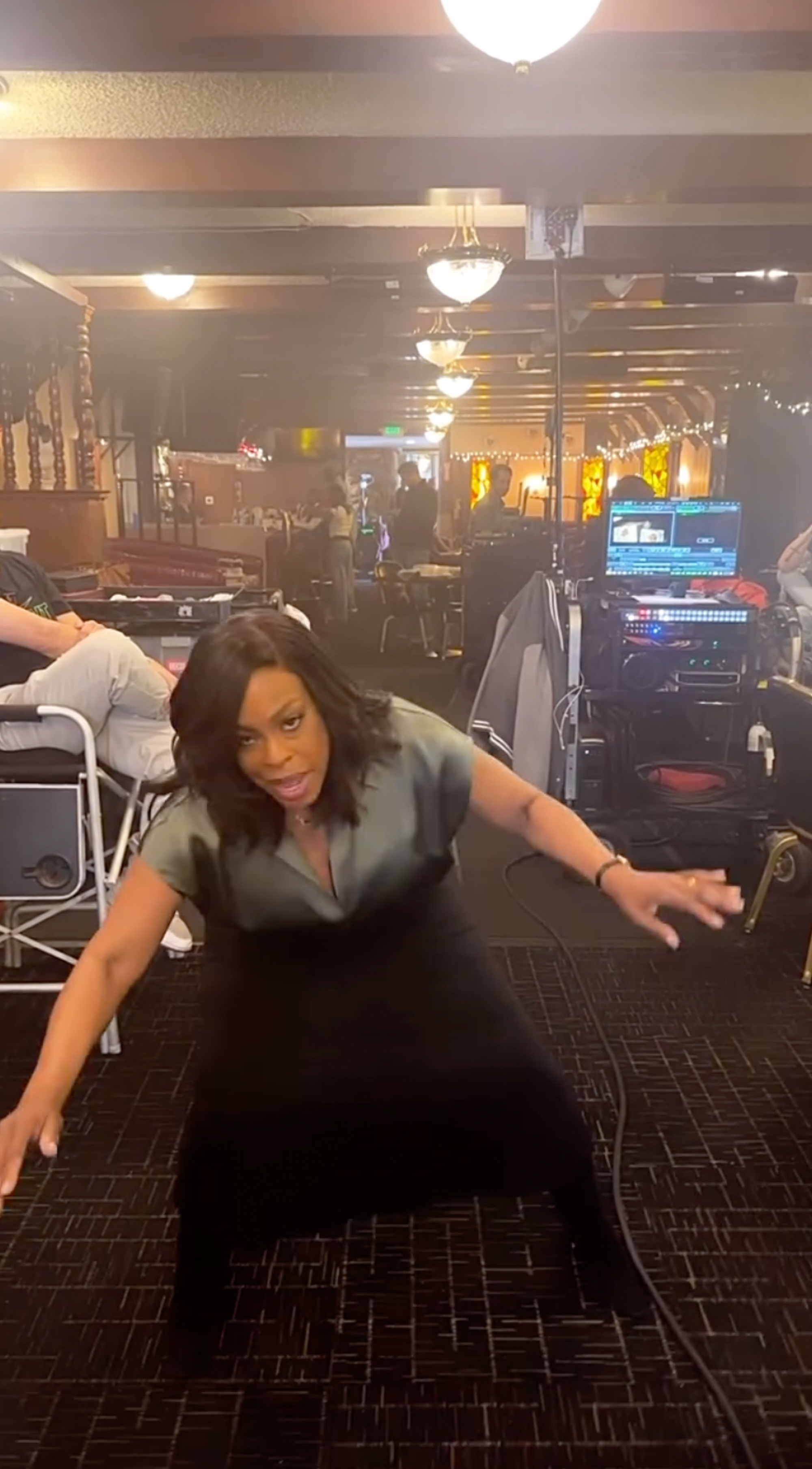 Niecy Nash dancing.