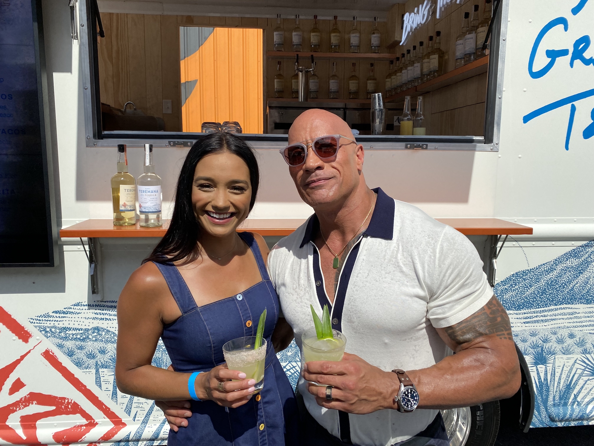 X-এ Dwayne Johnson: "Tune in TONIGHT on @etnow for the big, fun unveiling of our new line of @Teremana #ManaMobile trucks. Serving tacos, Teremana cocktails and my “infamous” Rock French Toast!! 