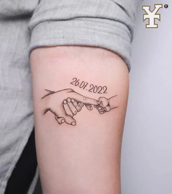 Touch of the hands by @minimaltattooucyol