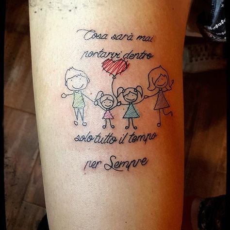 Tatuajes para Madres Hijos caricatura realizada por un hijo madre padre dos hijas globo de corazon e inscripcion Cosa sara mai notarri dentro solo tutto it tempo per sempre