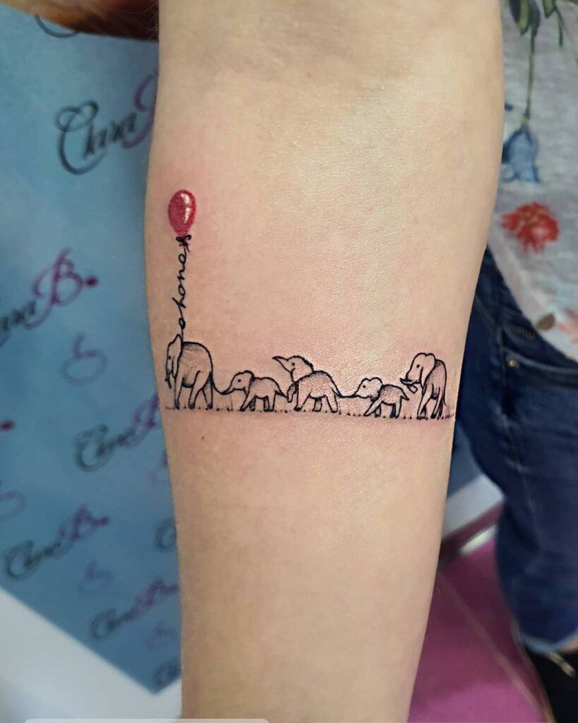 Tatuajes para Madres Hijos Madre elefanta con tres hijos y padre elefante globo roco con roderl con la palabra ohana Familia