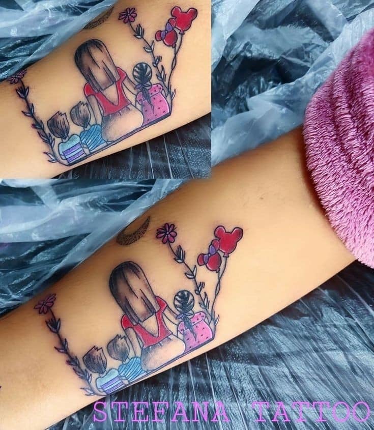 1 TOP 1 Tatuajes para madres Hijos y familia Madre de espalda en hamaca con dos hijos y una hija caricatura full color globos de Mikey Flores y ramas