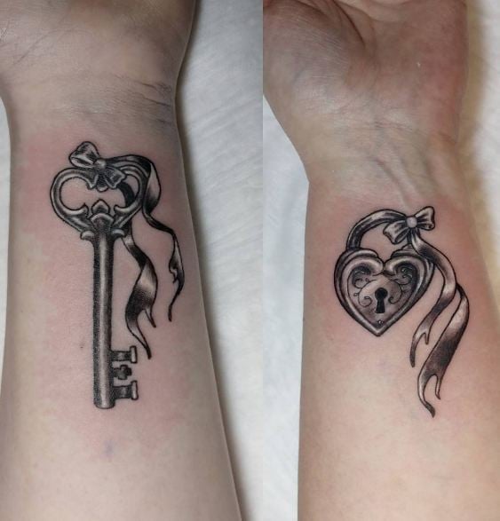 4 TOP 4 Tatuajes para madres Hijos y familia Madre e Hija en munecas en una llave en otra candado