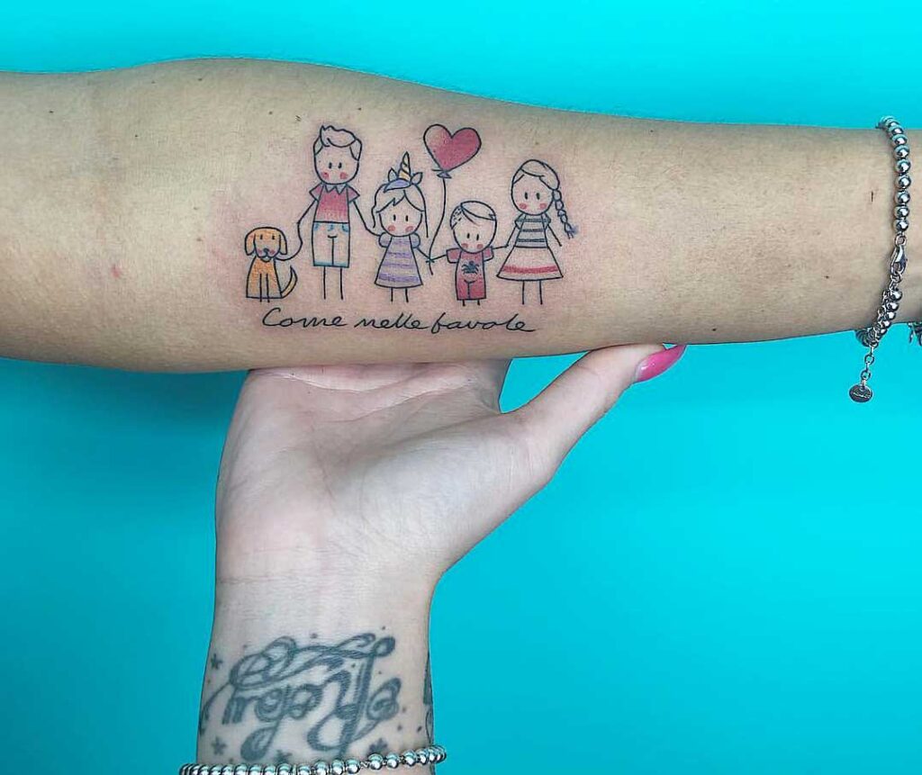 Tatuajes para Madres Hijos y Familia en antebrazo caricatura con madre o padre dos hijas y un hijo y perro con globo de corazon inscripcion come melle favore como en los cuentos de hadas