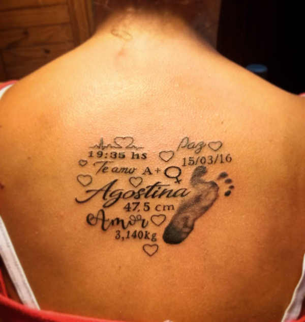 Tatuajes para Madres Hijos y Familia corazon con datos del nacimiento de hija huella fecha hora electro Agostina Paz Amor Te Amo en espalda